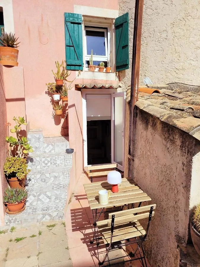 Appartement Exceptionnel, cocooning proche mer, petite terrasse- lesclésdenicole à Carqueiranne 0*,