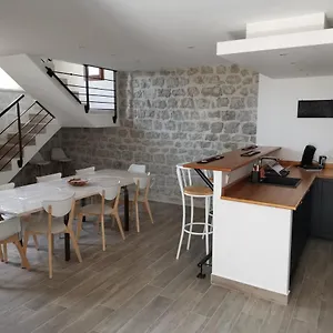 https://maison-du-troubadour.hotels-rhonealpes.com