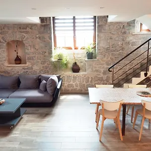 https://maison-du-troubadour.hotels-rhonealpes.com